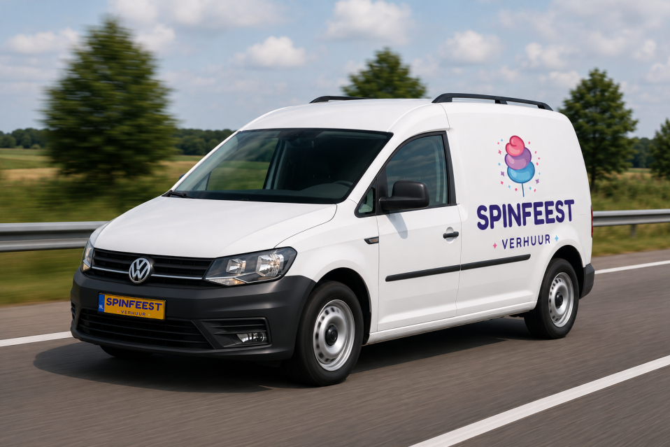Witte bestelwagen van Spinfeest rijdt op een snelweg met groene bomen op de achtergrond.